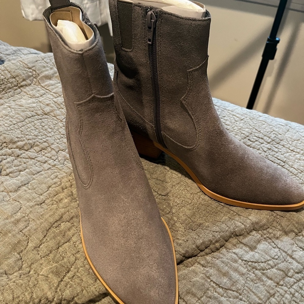 Women’s Size 7 and 8 Brand New with box Lisa and Vicky Gray Suede Ankle Boots - Picture 1 of 6